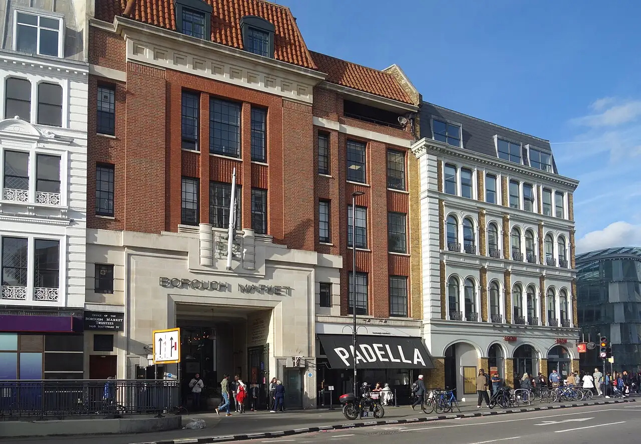 L'ingresso Art Déco del Borough Market, con il nome inciso sopra il portone, in una giornata di sole
