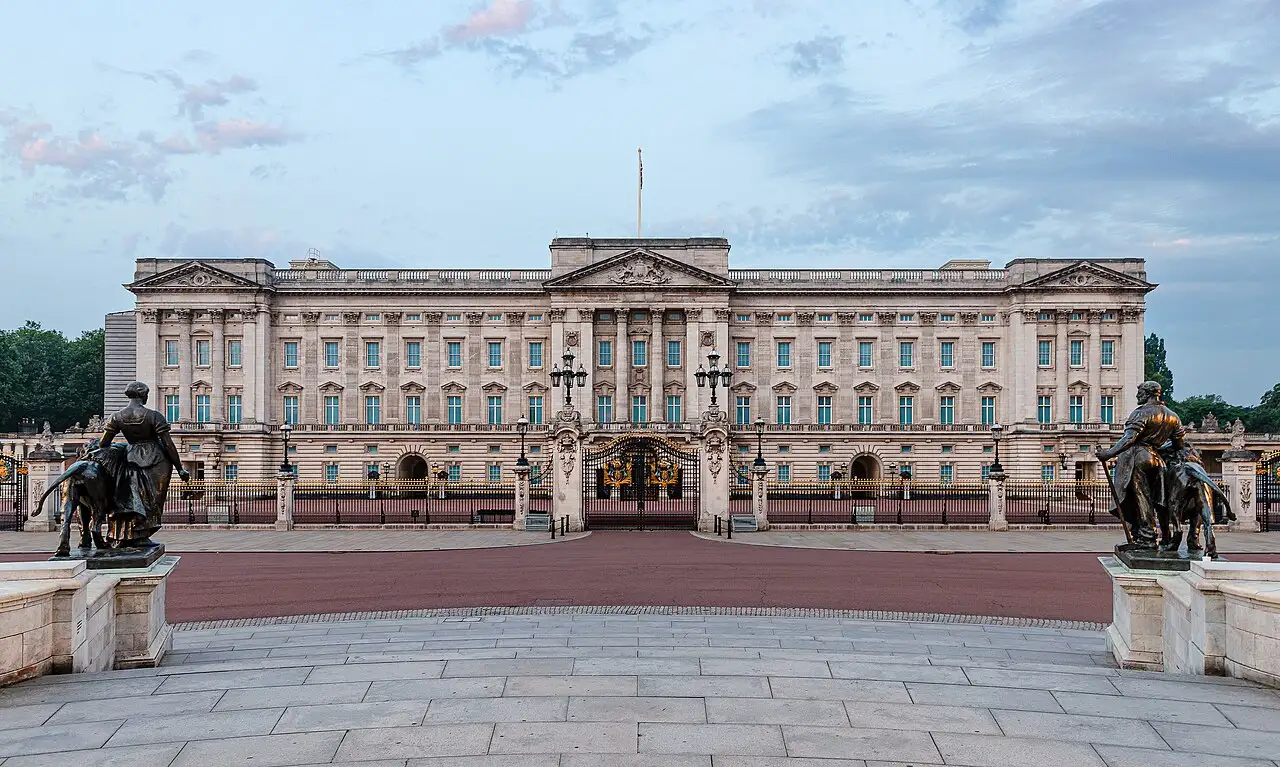 La facciata est di Buckingham Palace con il cancello centrale e il piazzale, vista dai gradini del Victoria Memorial