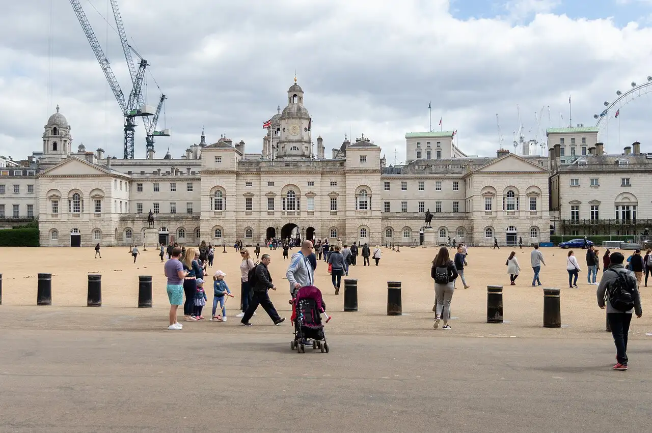 La grande piazza d'armi di Horse Guards Parade con l'edificio della Horse Guards e la torretta dell'orologio sullo sfondo; a destra si intravede il London Eye