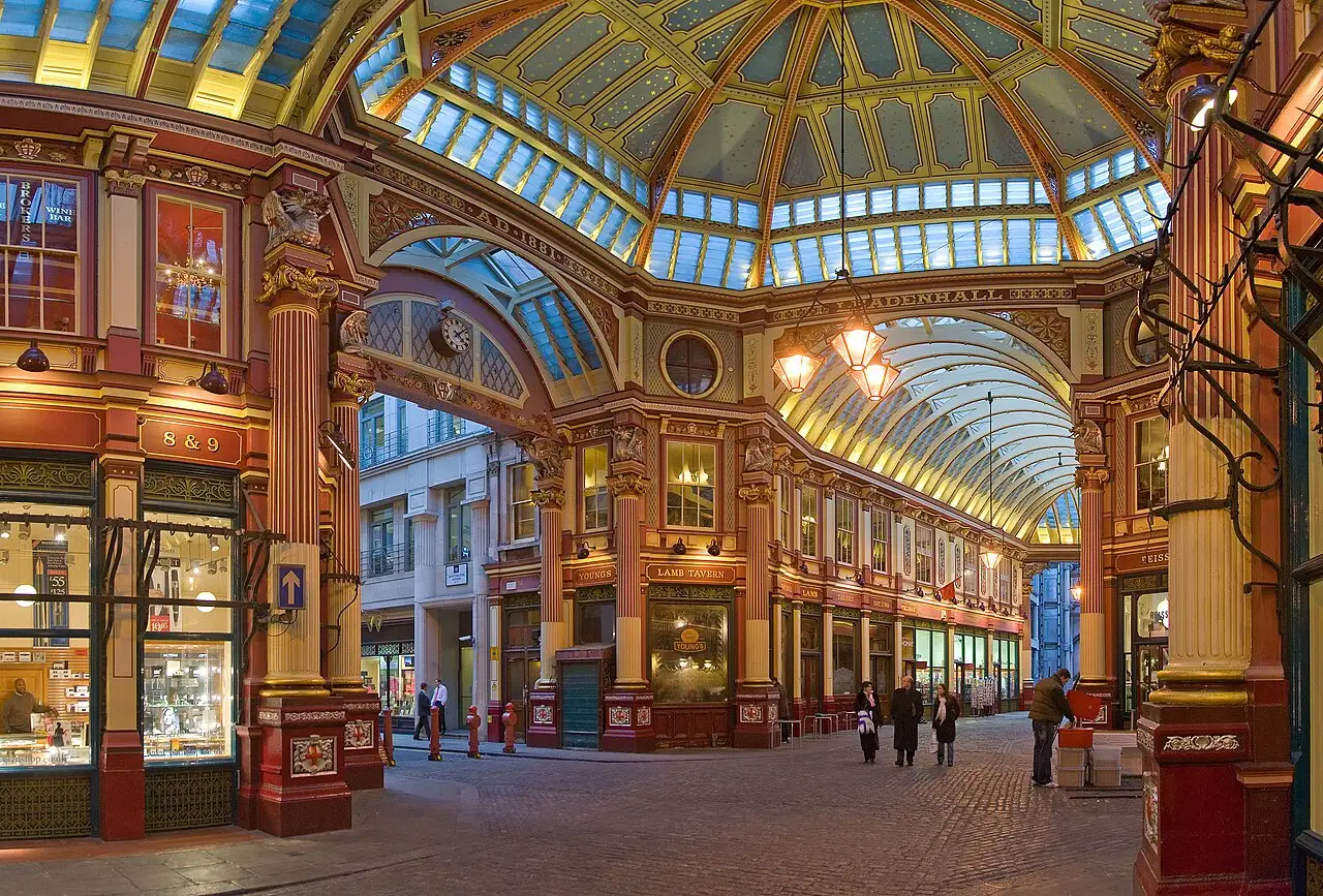 L'incrocio coperto del Leadenhall Market, con il tetto in ferro e vetro, le colonne dipinte e l'insegna della Lamb Tavern