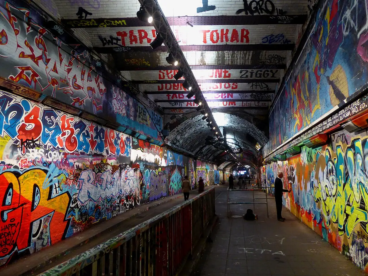 L'interno del tunnel di Leake Street visto dall'ingresso sud, con pareti e soffitto coperti di graffiti colorati