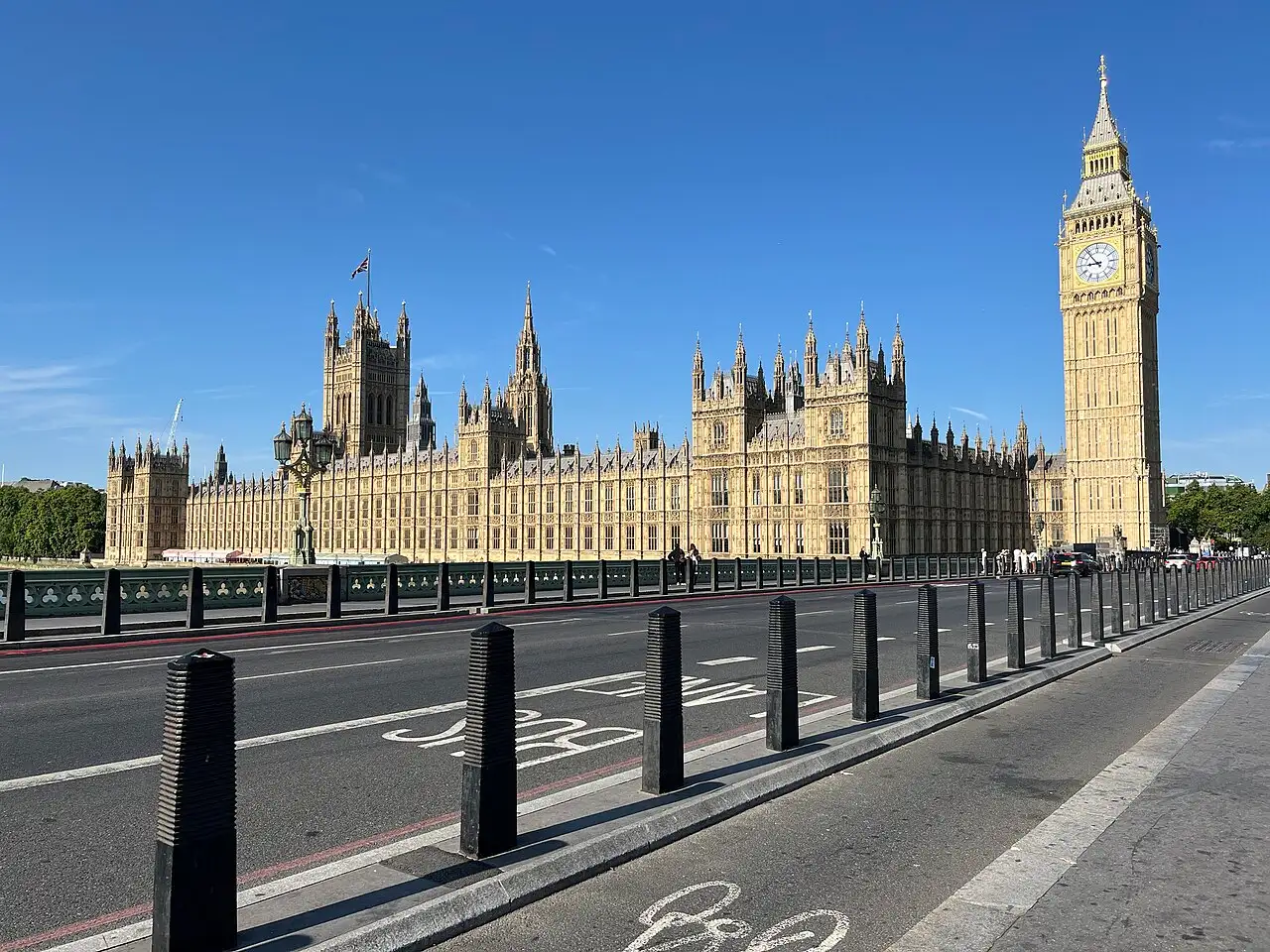 Il Palazzo di Westminster e la Elizabeth Tower con il Big Ben visti da Westminster Bridge in una giornata di sole