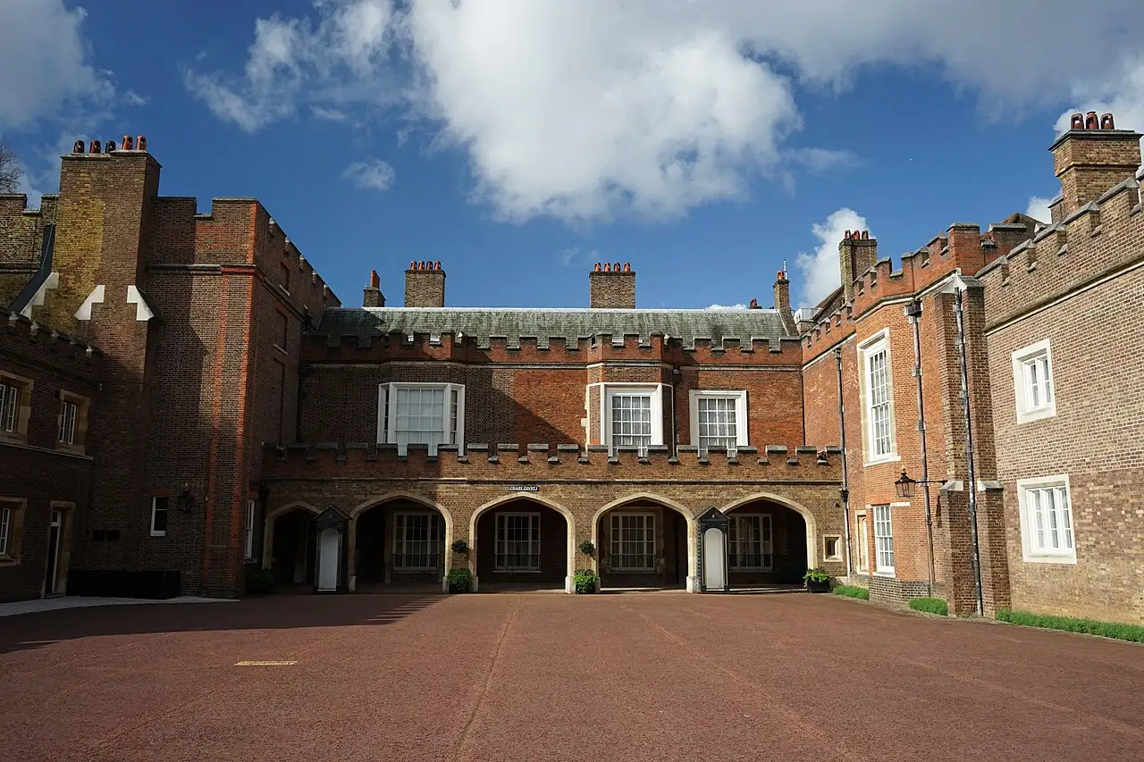Friary Court di St James's Palace vista da Marlborough Road: cortile davanti a un porticato ad archi in mattoni rossi con due garitte bianche