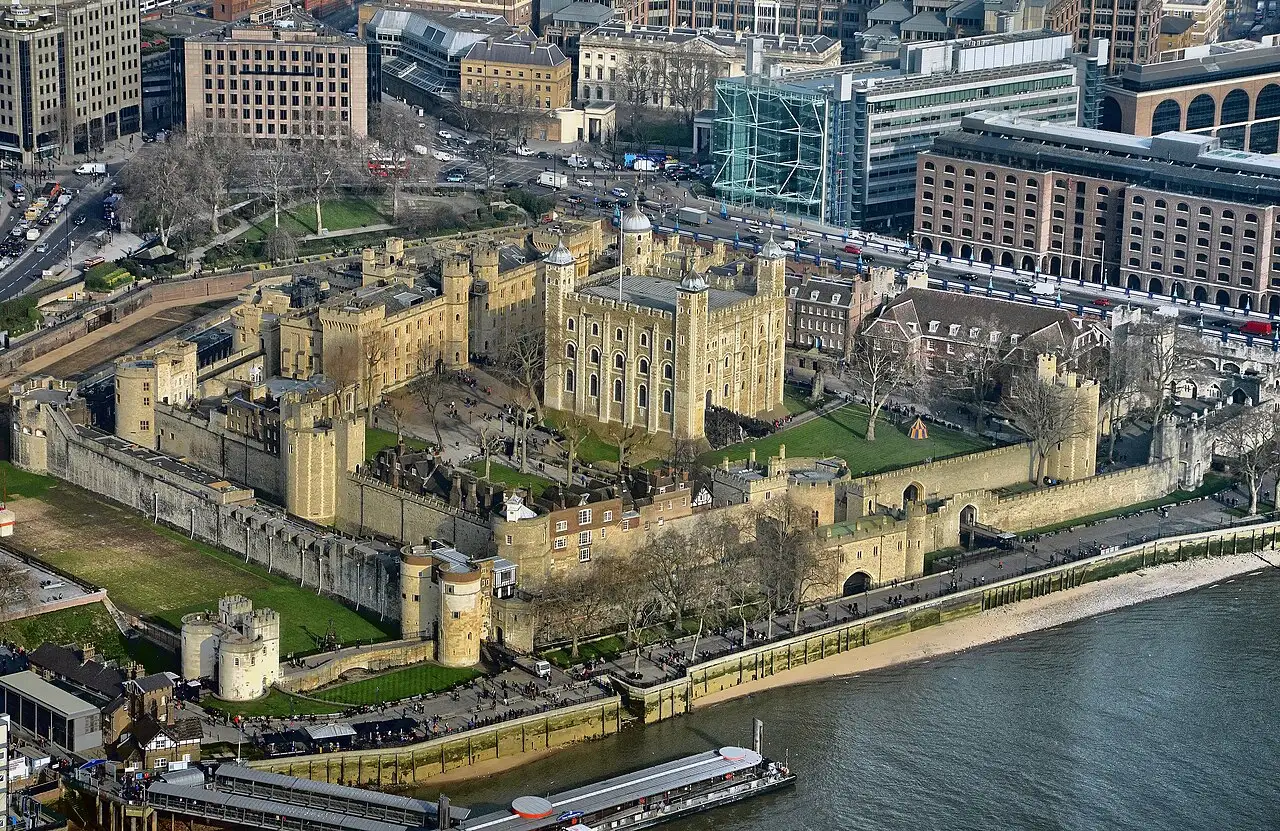 La Torre di Londra vista dall'alto, con la Torre Bianca al centro, le mura di cinta e il Tamigi in basso a destra